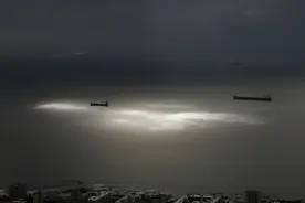 实拍南非开普敦沿海地带 阳光穿透云层图片