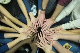 百般讨好同事，却始终无法融入其中，4个步骤，教你自然融入团队图片