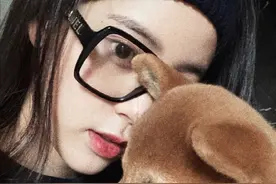 欧阳娜娜抱狗营业晒自拍 戴黑框眼镜神情呆萌图片