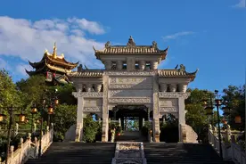 鸿恩寺公园恢复开放 入园游客需“亮码”戴口罩图片
