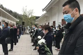 送英雄最后一程！众人泪别见义勇为大学生图片
