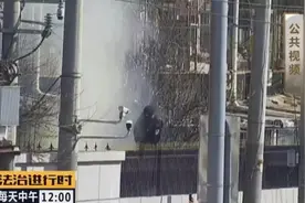 北京特警巡逻时突然遇到火情，第一时间扑灭图片