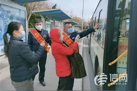 青岛部分景区有序开放 志愿者站头引导出行图片