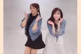 王心凌与闺蜜跳舞活力满满 对镜灿笑眨眼甜美可人图片