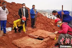 四川德阳一工地发现明代石室墓 出土明代青花碗和谷仓罐图片
