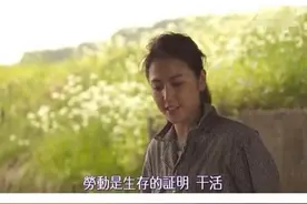 正惊GIF：口技了得！男子嘴上功夫太厉害，用舌头就能穿针引线图片