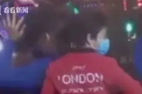 慌了吗？男子未戴头盔 路口偶遇一群铁骑一起等红灯……图片