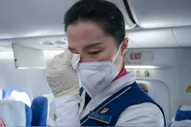 “不能上厕所，防护服和纸尿裤穿了15个小时……”他们接同胞回家图片