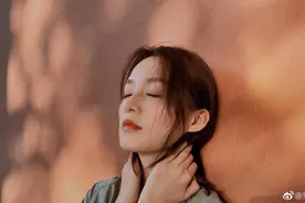 李沁站红墙前闭眼凝思 斑驳光影间秀优越侧颜线条图片