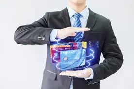他凭1562张信用卡打破吉尼斯世界纪录后，又继续申请信用卡被连查42次征信，愤怒声讨银行图片