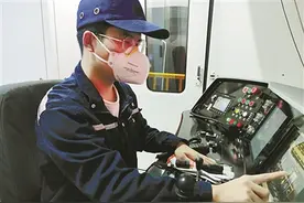 电客车维修员：地铁专职医生图片