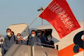 迎白衣战士回家！山东省委书记、省长接机 机场“水门”最高礼遇视频封面