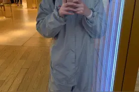 教科书式操作！留学生回国全程防护服，爸妈开来两辆车无接触接机隔离图片