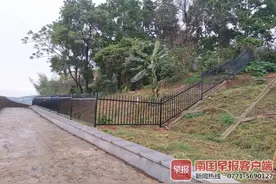 公共护坡变自家花园？南宁邕江边一别墅区业主铁围栏“圈地”图片