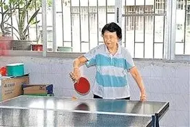 80多岁归国华侨在客厅架起乒乓球台 与邻居打球健康快乐图片