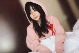 谭松韵晒起床照清醒加载中 睡眼惺忪傻笑很可爱图片