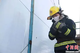 山西太原一工地彩钢板房着火 消防员救出受伤小狗图片