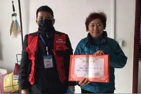 为让猫头鹰妈妈孵化小宝宝，新郑居民搬出自家房图片