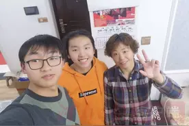 武汉直击丨青山方舱15岁初三女孩欣欣结束隔离回家了图片