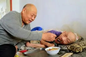 长兄如父 照顾卧床弟弟22年图片