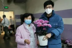 战"疫"新阶段“小浣熊的花花草草”为抗击疫情一线"战士"送温暖图片