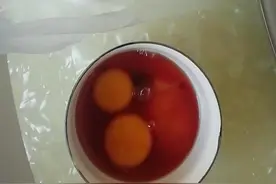超市买的鸡蛋蛋清咋是红色？专家：这种鸡蛋食用没大问题图片