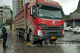 超载240%！大化查处一起“百吨王”违法行为(图)图片