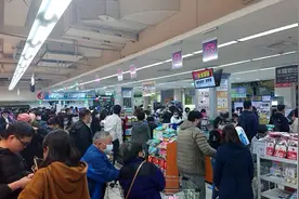 台湾新冠确诊暴增，掀起抢购狂潮，泡面、罐头、油米全被搬空！视频封面
