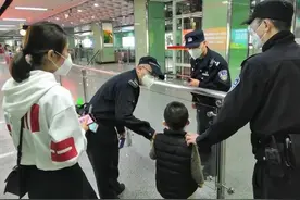 5岁男孩独自坐地铁“寻亲”迷路，站务人员帮其找到父母图片