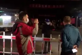 武汉一小区不让一线医护回家？街道办主任：当晚已放行视频封面