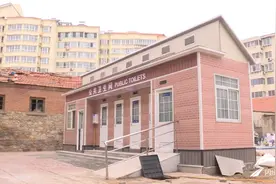 配备无障碍马桶、扫码取纸机！威海环翠区老旧旱厕大变身 移动式公厕赢称赞图片