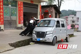 开车看风景致车轮陷沟里 隆回交警及时救助图片