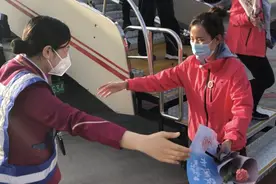 人群中一眼认出你！河南医疗队员回家 姐妹俩机场隔空拥抱图片