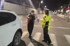 莘县“口罩哥”留给交警“最帅背影”图片