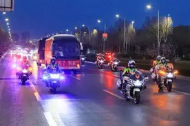 最美逆行者回家 新乡市民欢迎英雄凯旋图片