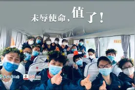 全程泪目！今天，433名贵州英雄出发回家，鄂州市民泪别：谢谢你们拯救了我的城市图片