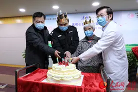 患者装上中国造“火箭心”一周年 健康庆生图片