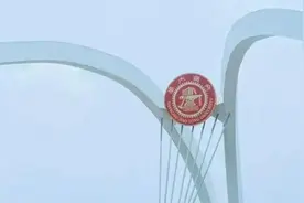 打开手机相册……"嗯，想见你了，我的交大！"图片