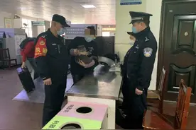 湖南女子携宠物猫进站被拦：这是我送给侄子的见面礼，为啥不让带？图片
