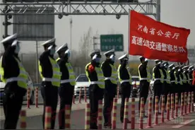 逆行抗大疫，时代真英雄！高速交警全力保障河南省援助湖北医疗救援转运队凯旋图片