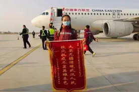 看哭了！武汉广播电视台主持人为武威老乡鞠躬送行图片