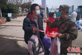 武汉火神山医院首例恢复期血浆治疗危重患者出院图片