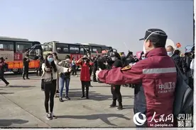 四川援湖北医疗队归来 隔空拥抱你，我的爱人图片