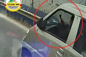 苏A 02***，你开车的姿势也太销魂了图片