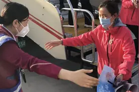河南医疗队凯旋！40多天未见姐妹俩想抱不能抱，隔空拥抱惹人泪奔视频封面