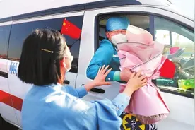 河南支援湖北医疗急救转运队凯旋 鲜花献给最美的你图片