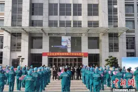 河南援湖北医疗队家属：冬去春来，终盼君归图片