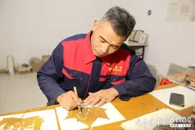 树叶上刻画最美“逆行者”，邹城雕刻艺人孔庆泗手真巧图片