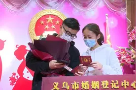 领证了！那位隔玻璃与男友接吻的美丽护士