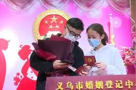 领证了！那位隔玻璃与男友接吻的美丽护士视频封面